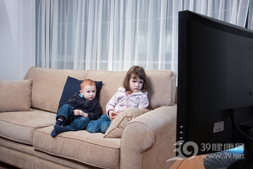 孩子 看电视 沙发 近视 远视 视力