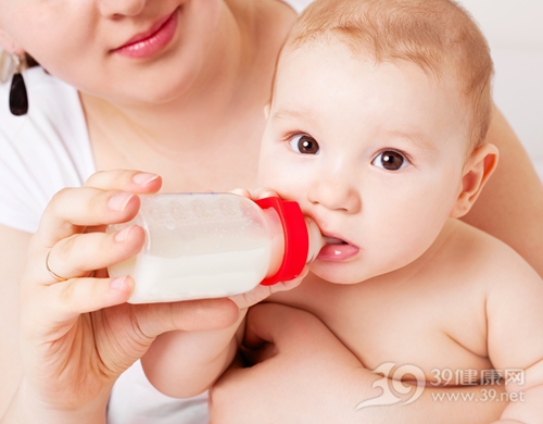 婴幼儿 喂奶 喝奶 奶瓶 牛奶_9329321_xxl