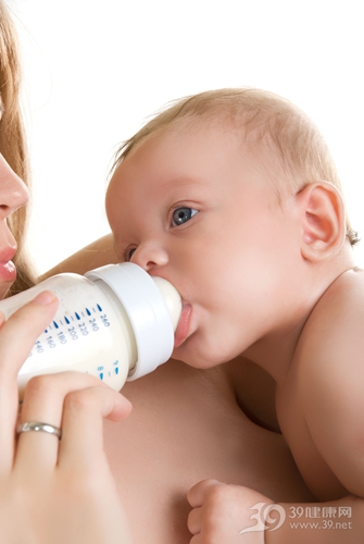 婴幼儿 哺乳 喂奶 牛奶 喝奶_6274677_xxl