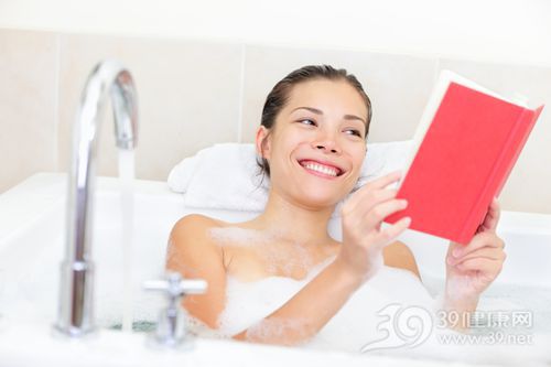 青年 女 阅读 看书 浴缸 洗澡 泡沫_13251015_xxl
