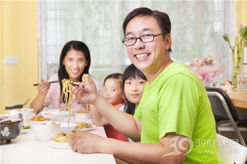 中年 孩子 男 女 面条 吃饭 一家人 餐桌_ 22236302_xxl