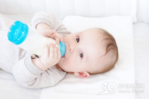 孩子 婴儿 牛奶 奶瓶 喝水 婴儿床 喝奶_17827315_xl