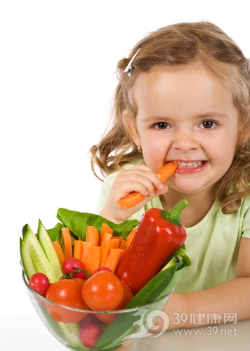 孩子 女 吃东西 蔬菜 西红柿 胡萝卜 青椒 黄瓜_4384356_xl