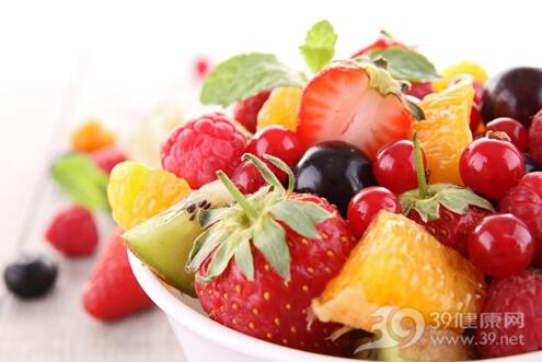 夏季排毒养颜多吃粗粮和水果