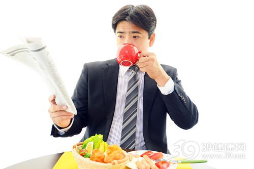 青年 男 早餐 西装 上班 杯子 西红柿 香肠 蔬菜 报纸_26998650_xxl