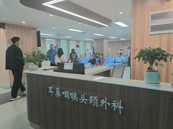 10包头痛粉都压不住，头痛40年大叔在耳鼻喉科治好了